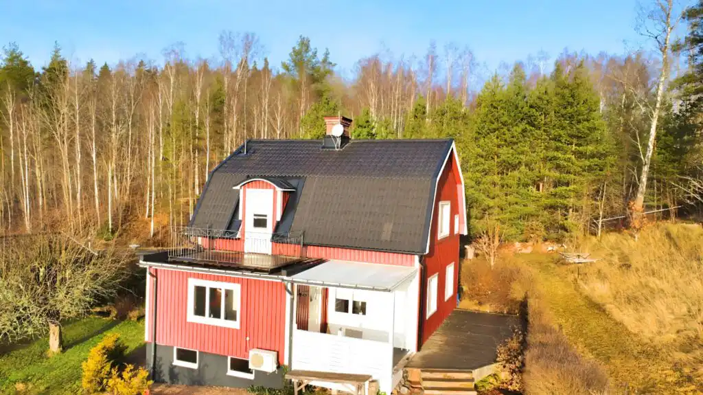 Schlafzimmer mit Ausblick im Hus Mio nahe Vimmerby