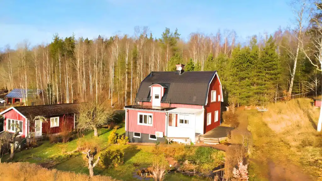 Hauptansicht vom Ferienhaus Hus Mio in Hultsfred mit Seeblick