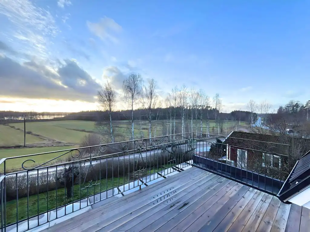 Balkon vom Hus Mio nahe Vimmerby mit Blick auf den See