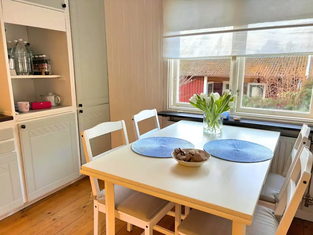 Küchenbereich mit Ausblick im Hus Mio nahe Vimmerby