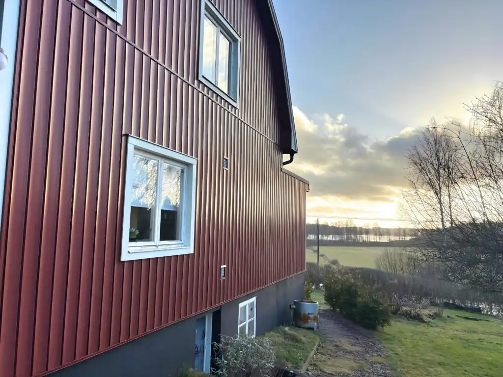 Schlafzimmer mit Doppelbett im Hus Mio in Hultsfred nahe Vimmerby