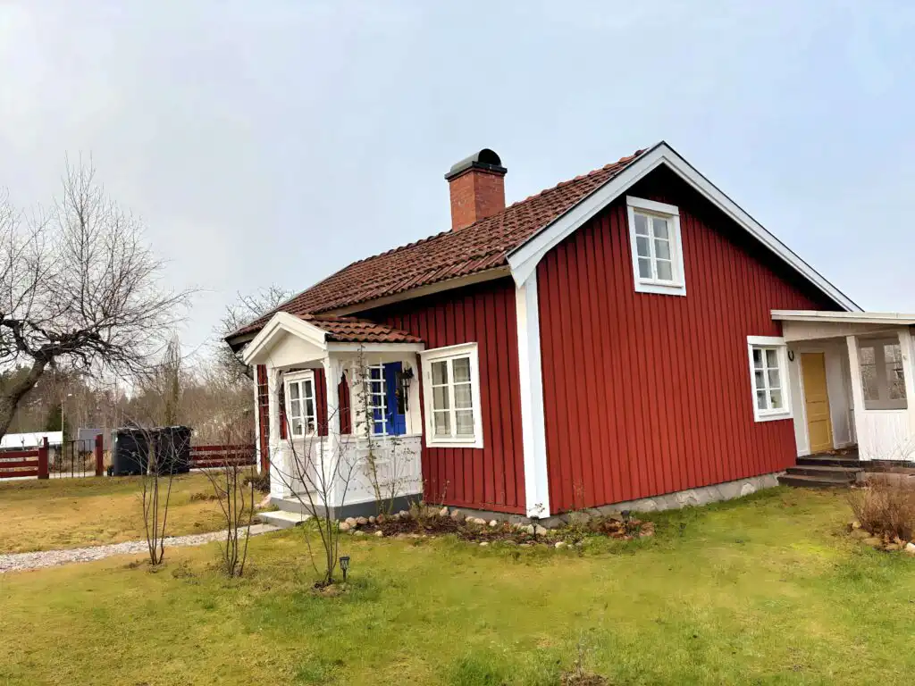 Hauptansicht des Ferienhauses Hus Bohult in Berga – rotes Schwedenhaus in Småland
