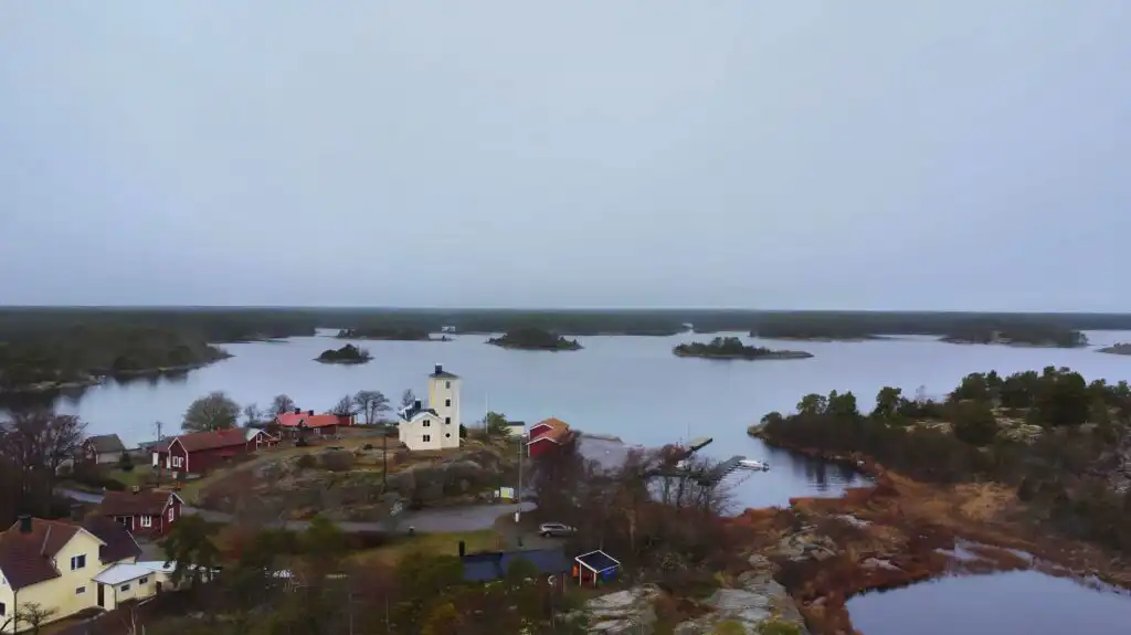 Schärenlandschaft an der Küste bei Hus Kråkelund in Schweden