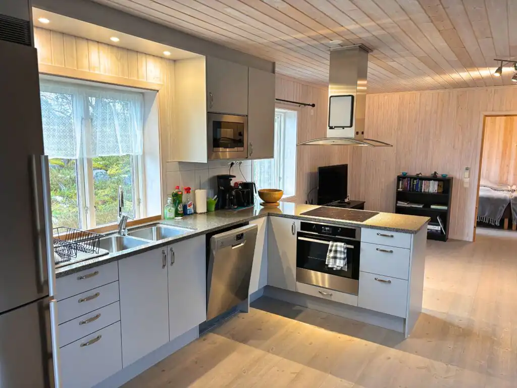 Küche im Ferienhaus Hus Kråkelund – moderne Küche im Schwedenhaus in den Schären