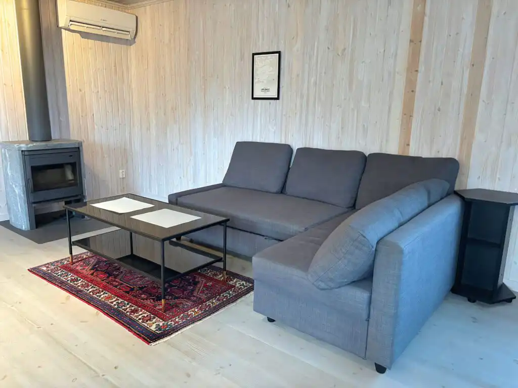 Wohnzimmer mit Sitzbereich im Ferienhaus Hus Kråkelund – heller Wohnraum mit Panoramaausblick
