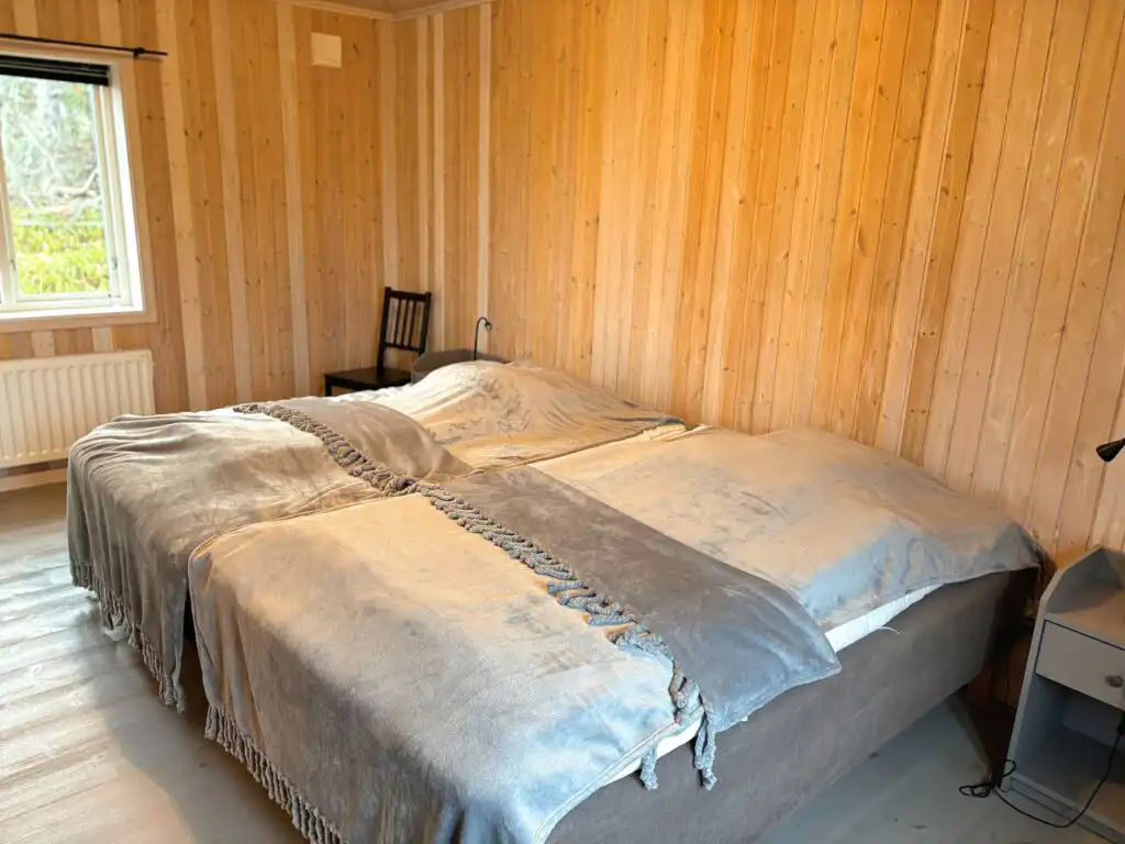Schlafzimmer im Ferienhaus Hus Kråkelund – heller Schlafbereich mit Doppelbett