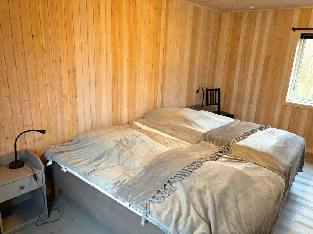 Offene Küche im Ferienhaus Hus Kråkelund – Küche mit Essplatz im Ferienhaus