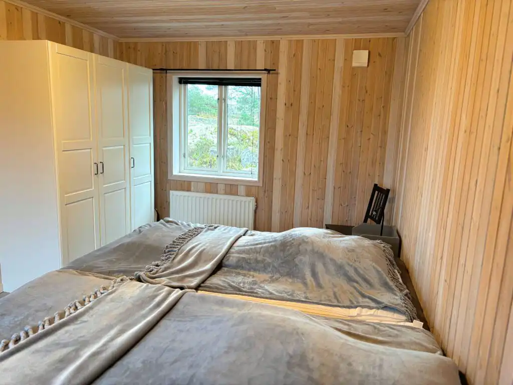 Schlafzimmer im Ferienhaus Hus Kråkelund mit Blick auf die schwedischen Schären