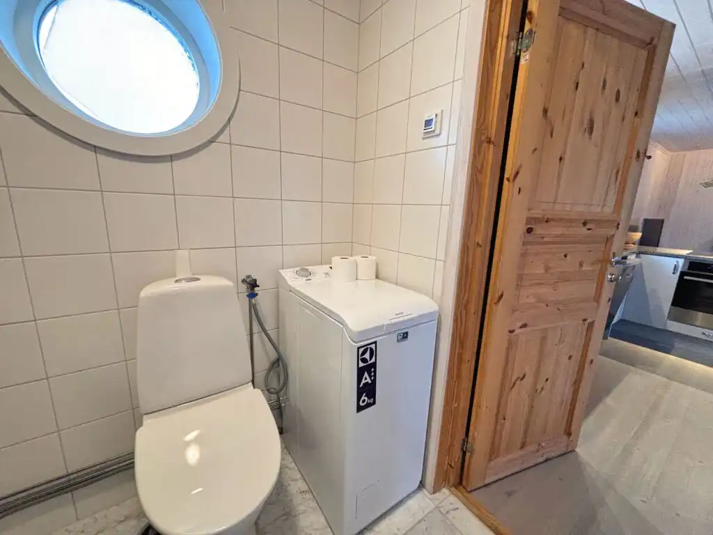 Modernes Badezimmer im Ferienhaus Hus Kråkelund in den schwedischen Schären