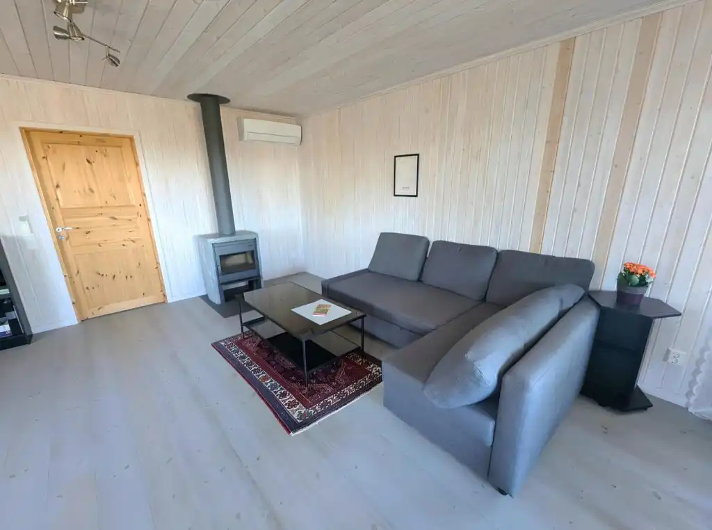 Wohnzimmer im Ferienhaus Hus Kråkelund – gemütlicher Wohnbereich mit Sofa
