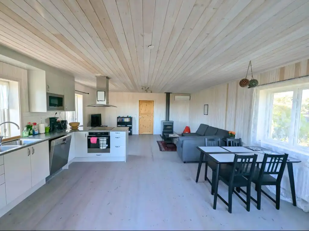 Essbereich im Ferienhaus Hus Kråkelund – offener Wohn- und Essbereich mit Blick nach draußen