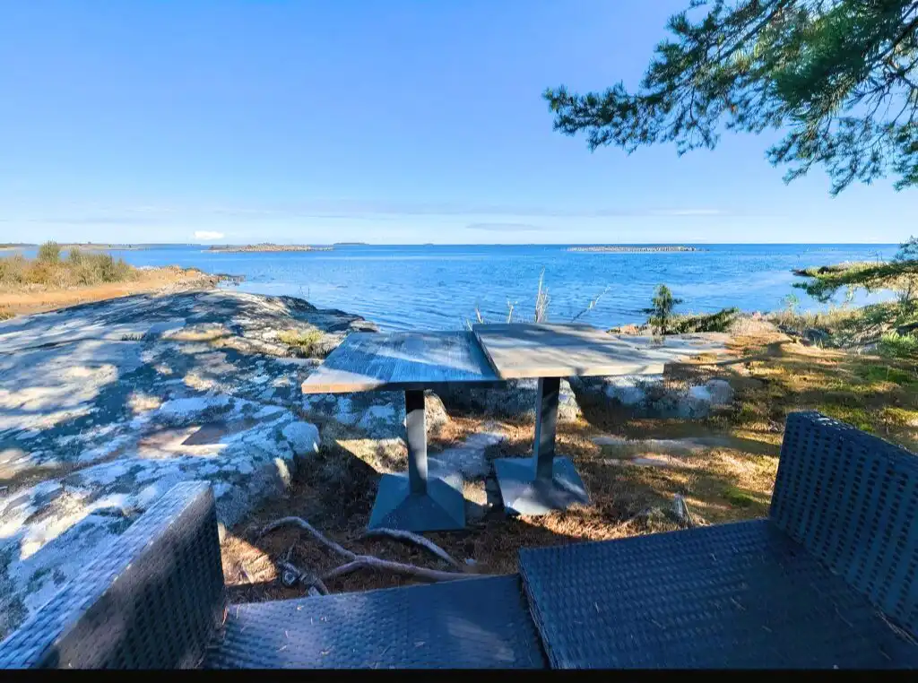 Felsige Küste und Meerblick nahe dem Ferienhaus Hus Kråkelund