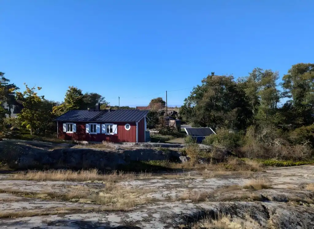 Rotes Schwedenhaus Hus Kråkelund mit Blick auf die Küste