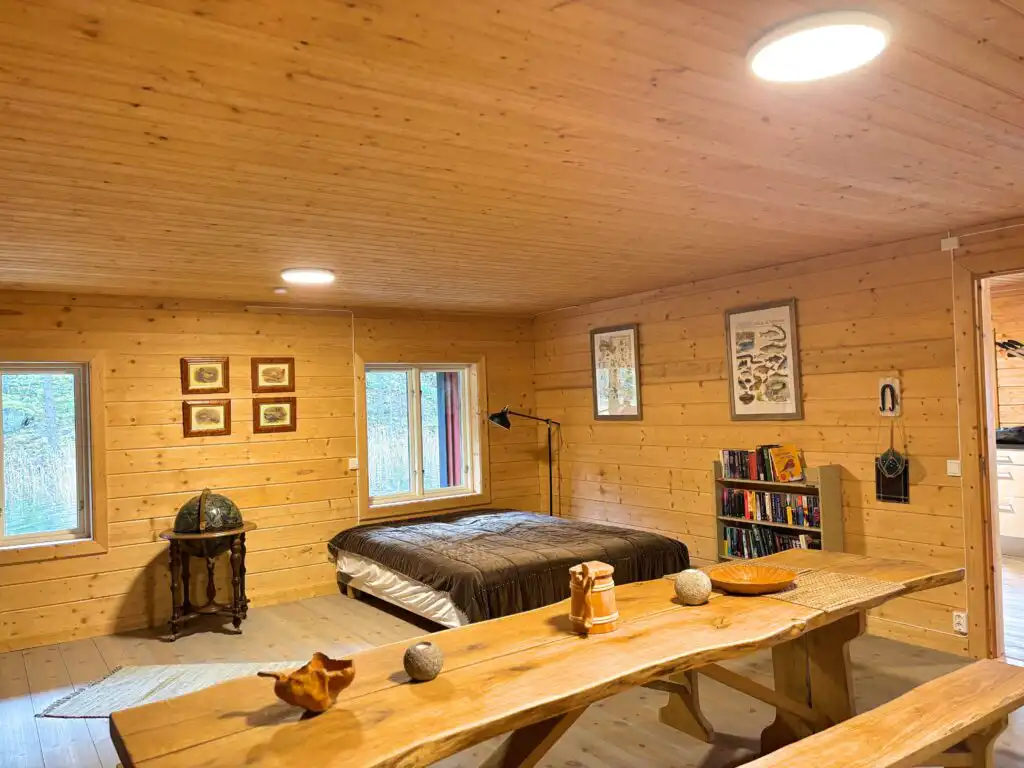 Wohnzimmer im Ferienhaus Hus Upplångö mit warmem Holzinterieur