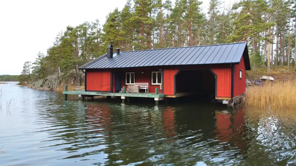 Rotes Bootshaus in den Schären nahe dem Ferienhaus Hus Upplångö in Småland