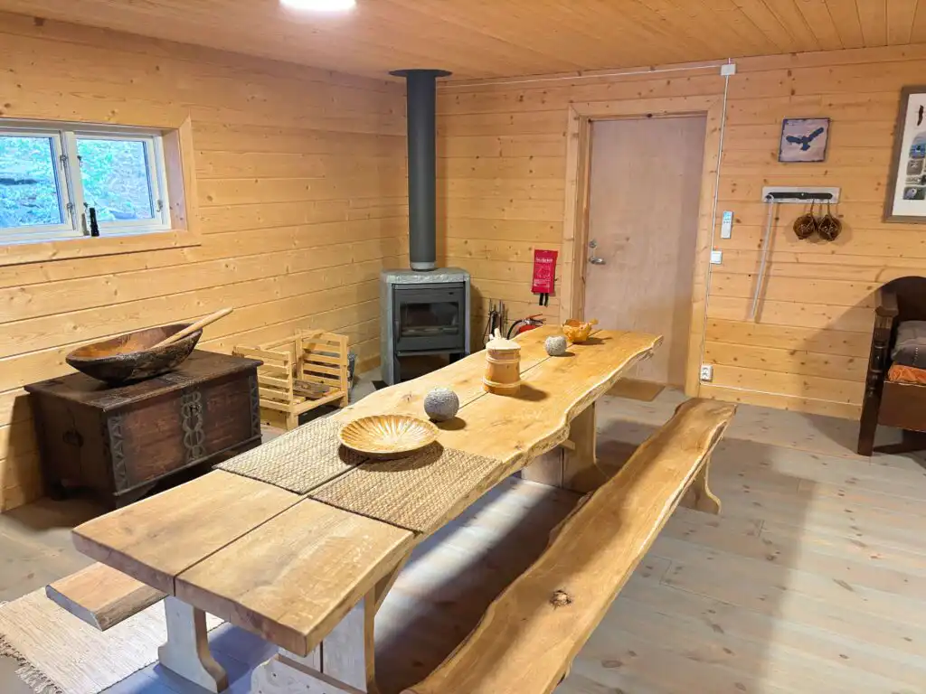 Wohnzimmer im Ferienhaus Hus Upplångö mit Blick in die Natur
