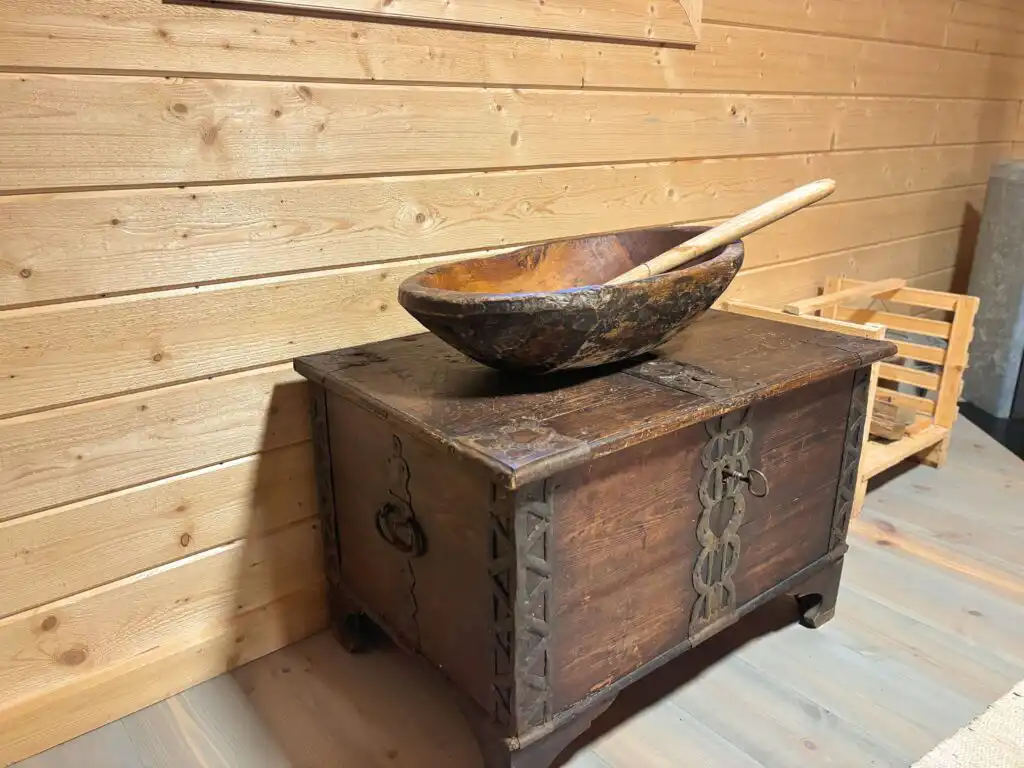 Rustikale Holzkiste als Dekoration im Ferienhaus Hus Upplångö
