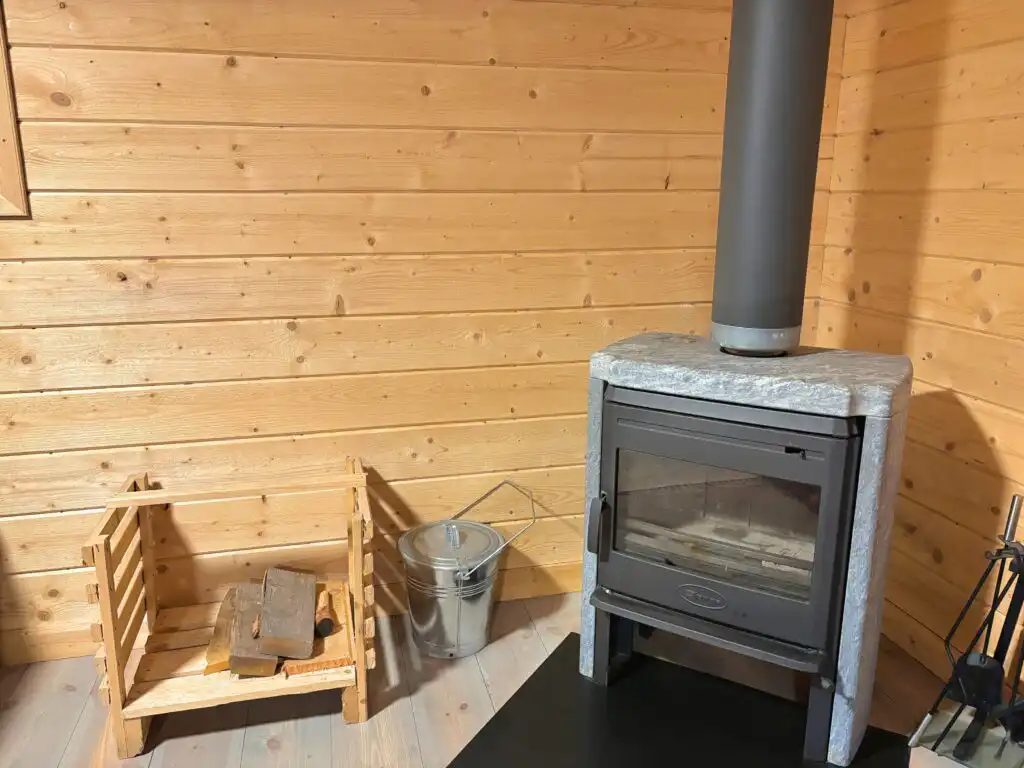 Kaminofen im Ferienhaus Hus Upplångö für gemütliche Abende