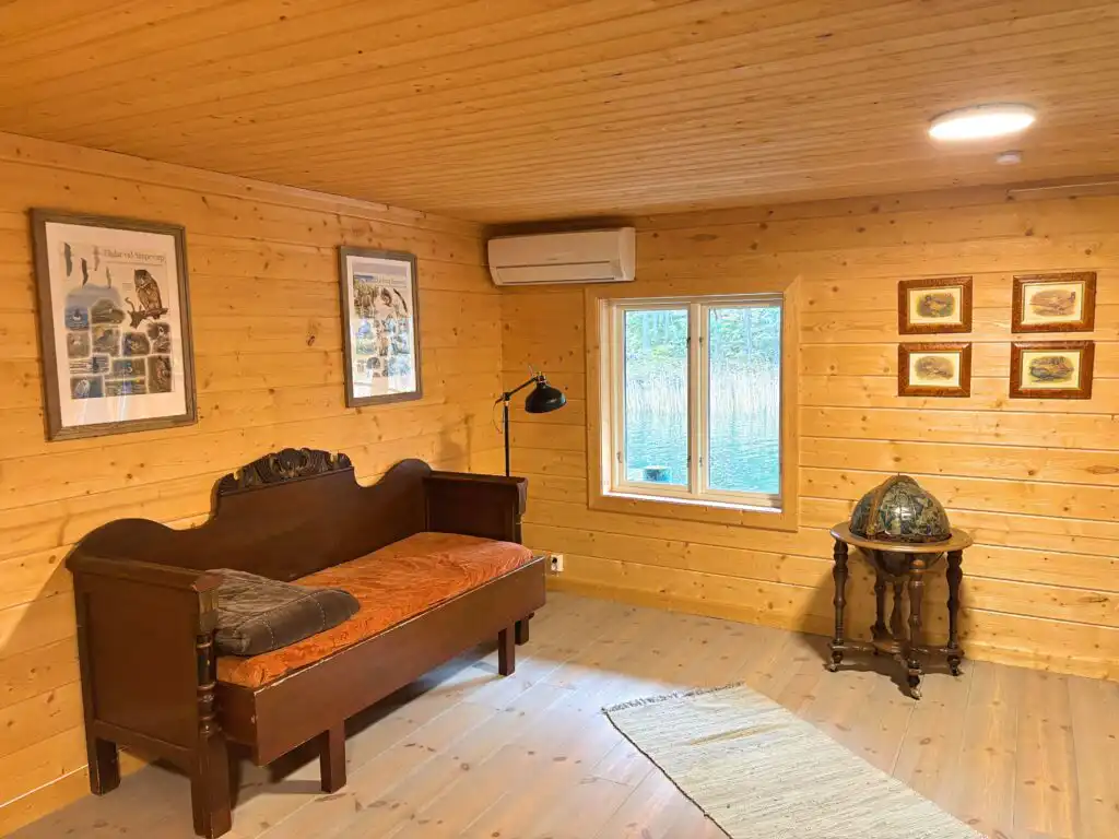 Wohnzimmer im Ferienhaus Hus Upplångö mit Holzverkleidung