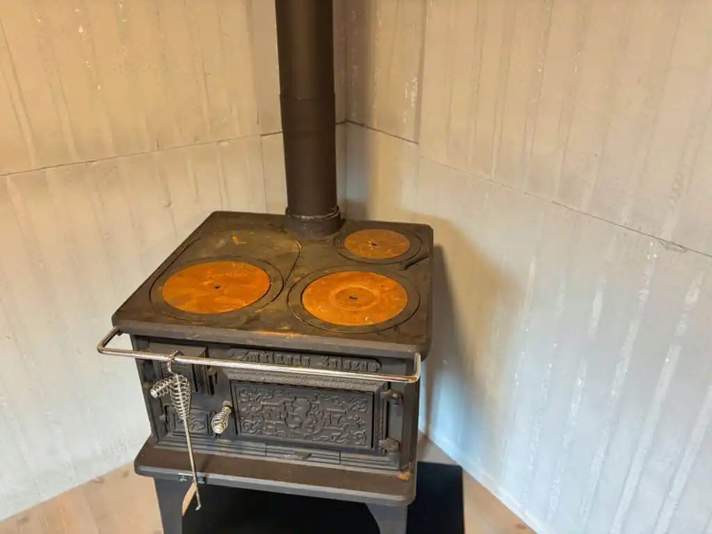 Traditioneller Ofen im Ferienhaus Hus Upplånngö in den Schären
