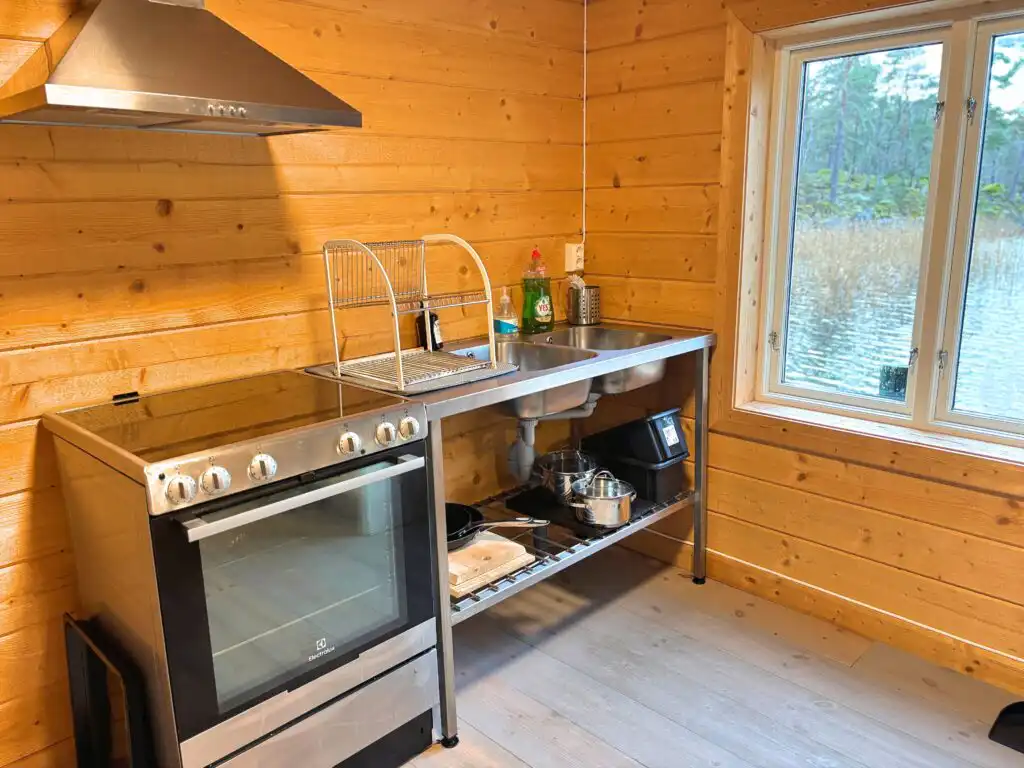 Küche im Ferienhaus Hus Upplånngö in den schwedischen Schären