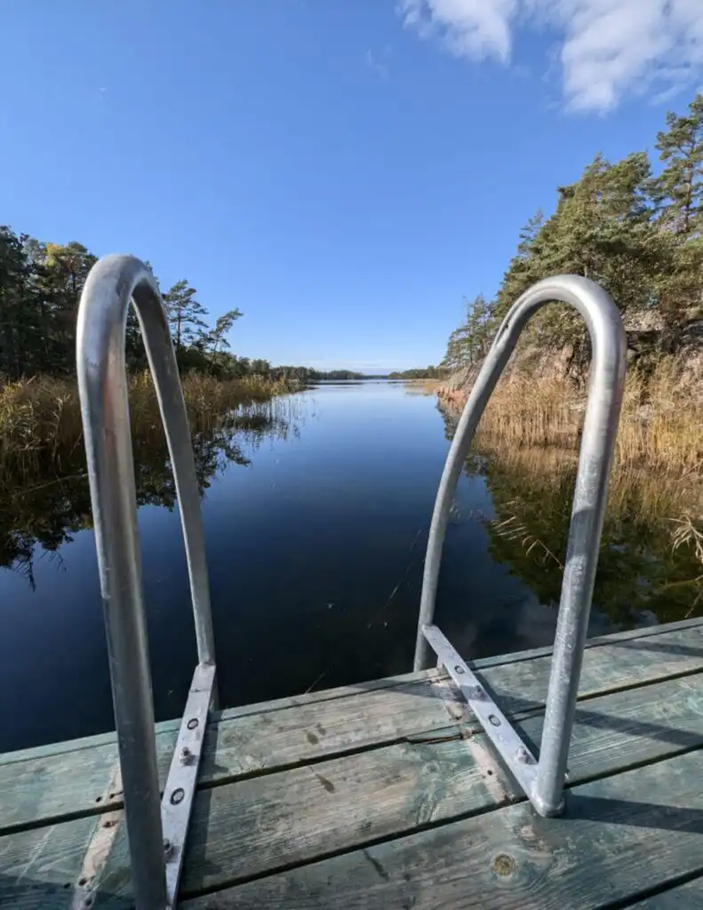Badesteg und Ostsee vor dem Ferienhaus Hus Upplånngö in Figeholm