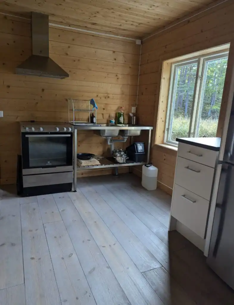 Flur im Ferienhaus Hus Upplånngö mit Holzinterieur