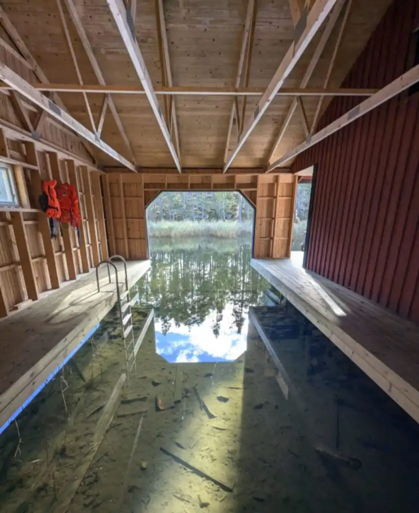 Flur im Ferienhaus Hus Upplånngö mit Holzinterieur