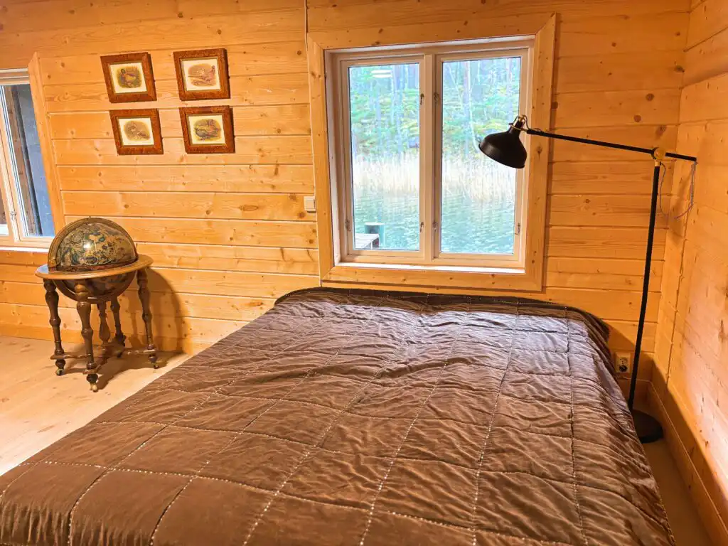 Schlafzimmer im Ferienhaus Hus Upplånngö mit Blick auf die Natur