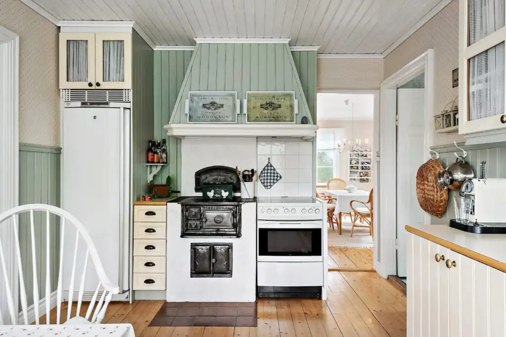 Helle Küche mit Essbereich in der Villa Berget in Småland