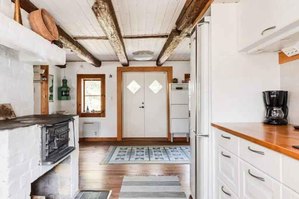 Küche im Hus Skärgården in Figeholm mit heller Holzgestaltung