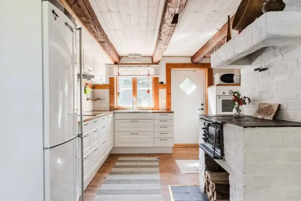 Offene Küche mit Holzbalken im Hus Skärgården in Småland