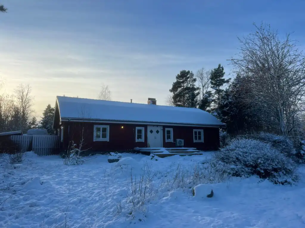 Ferienhaus Hus Skärgården in Figeholm, Småland im Winter mit Schnee