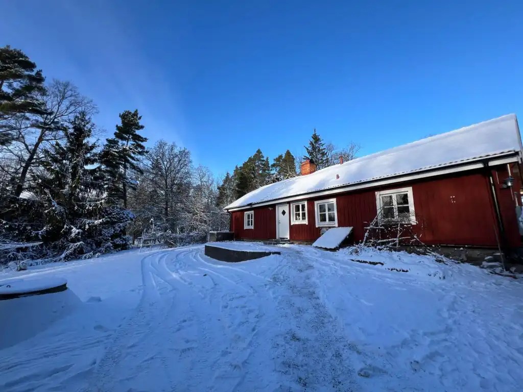Winterliche Hauptansicht vom Hus Skärgården in Figeholm, Småland im Schärengarten