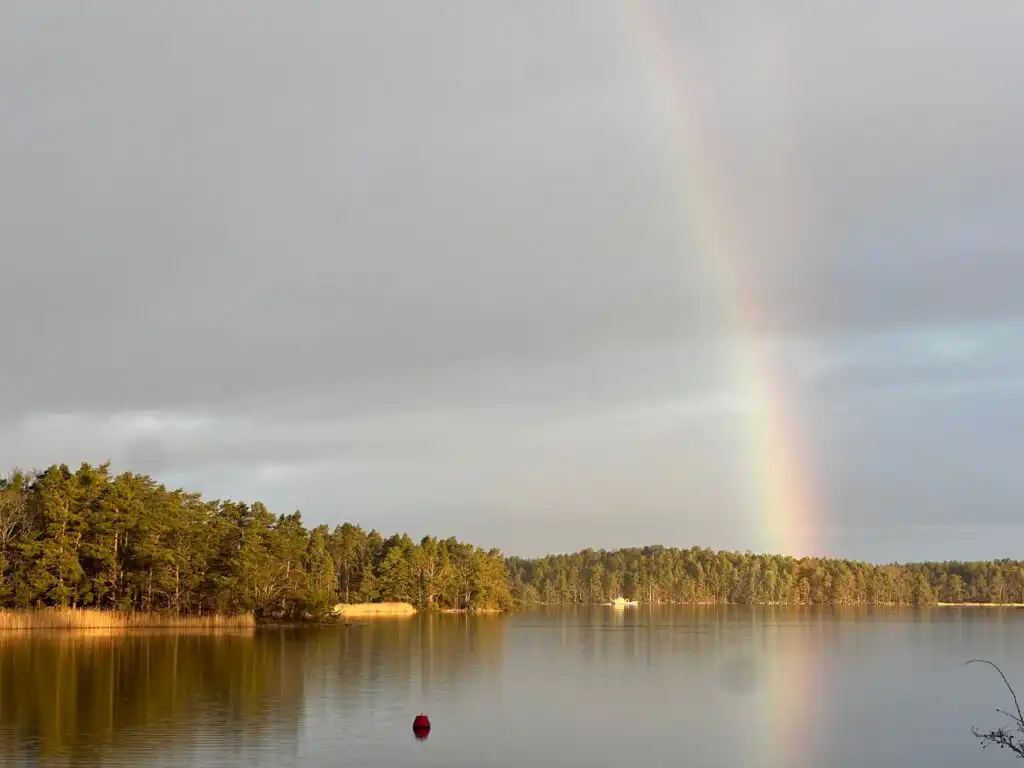 Meerblick mit Regenbogen im Schärengarten von Småland bei Figeholm