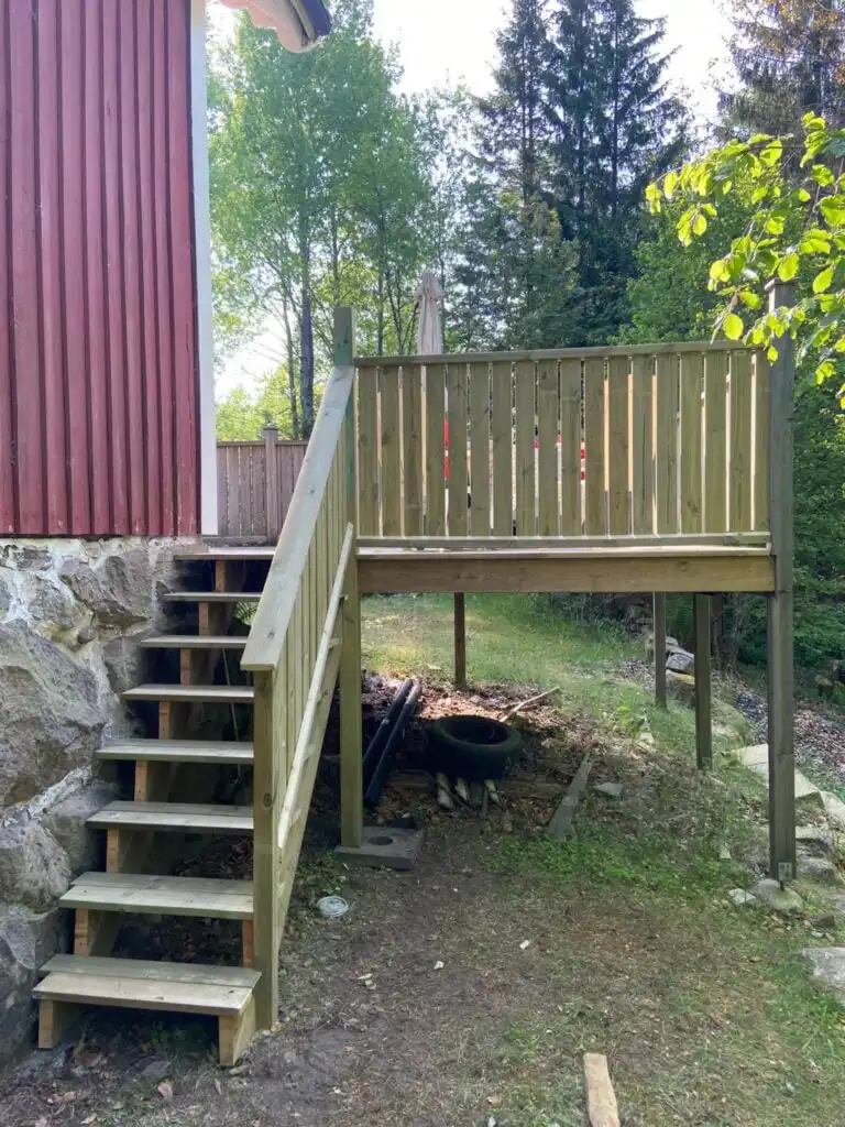 Außenbereich mit Holztreppe und Terrasse am Ferienhaus Torsholma Skolhus in Småland, ruhiger Rückzugsort in schwedischer