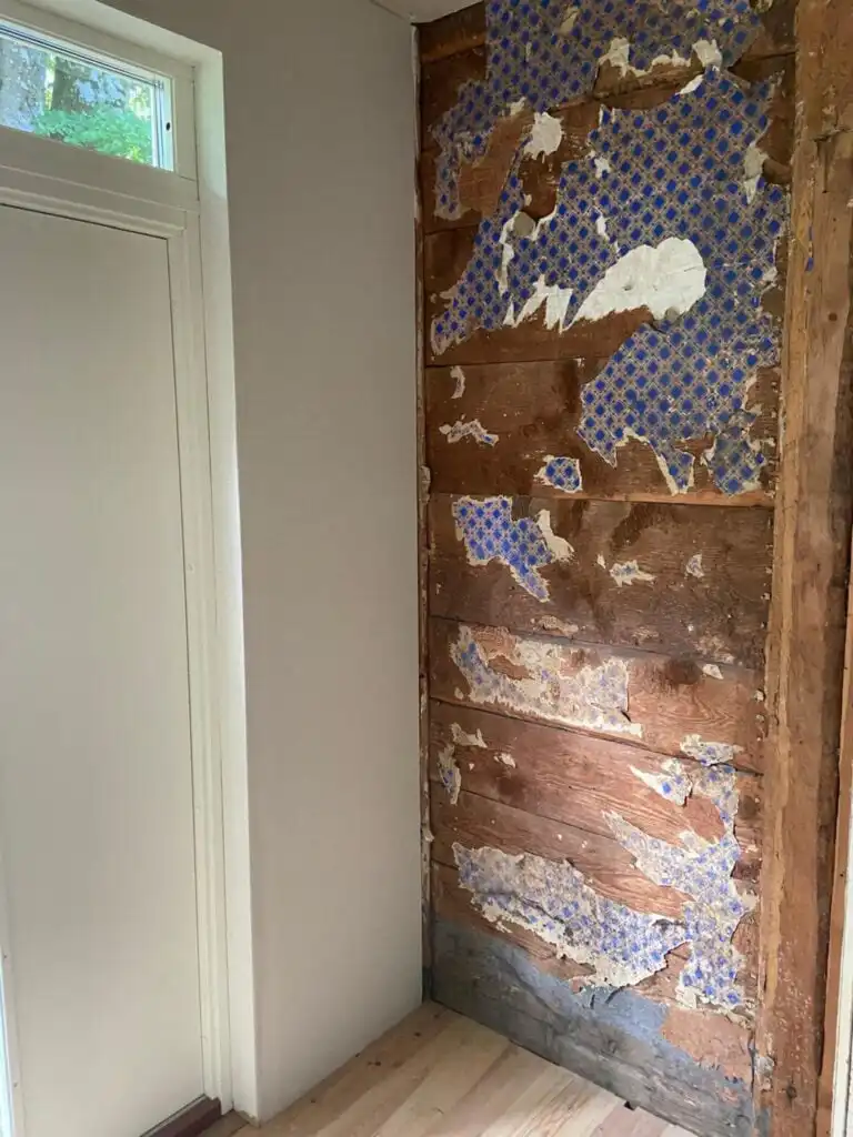 Rustikale Holztür im historischen Innenbereich des Ferienhauses Torsholma Skolhus in Småland