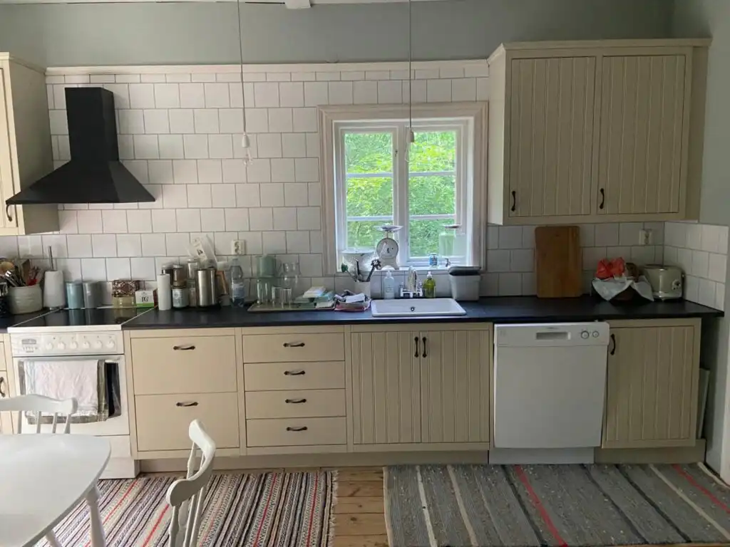 Küche im Torsholma Skolhus – liebevoll restauriertes Schulhaus in Småland