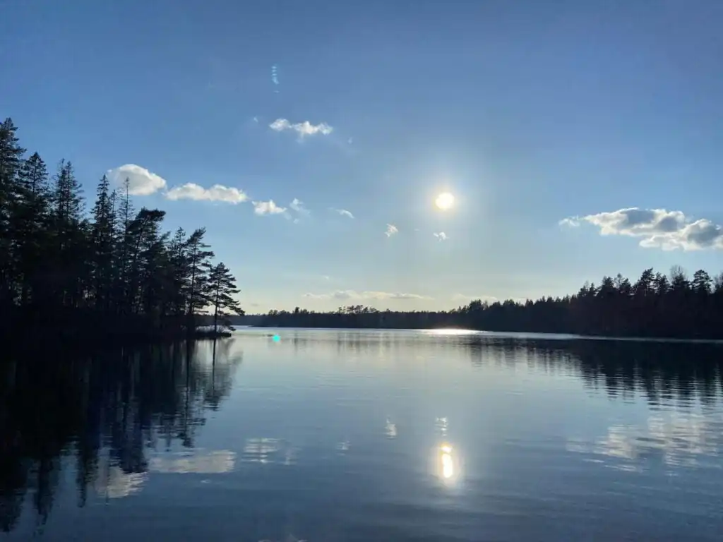 Ruhiger See bei Sonnenuntergang in Småland mit Spiegelung im Wasser – romantische Naturkulisse nahe Torsholma Skolhus