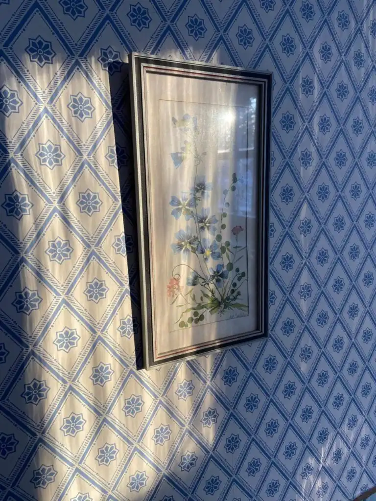 Historisches Detail der Außenwand am Ferienhaus Torsholma Skolhus in Småland mit traditioneller Holzfassade im schwedisc