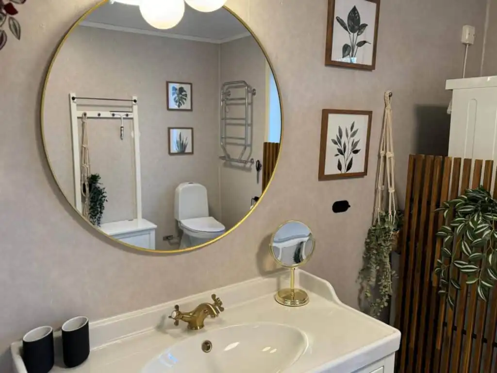 Modernisiertes Bad mit Rundspiegel – Villa Lotte, Ferienhaus am See in Småland