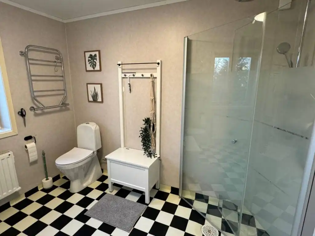 Badezimmer mit klassischem Fliesenboden – Ferienhaus Villa Lotte in Alsterbro