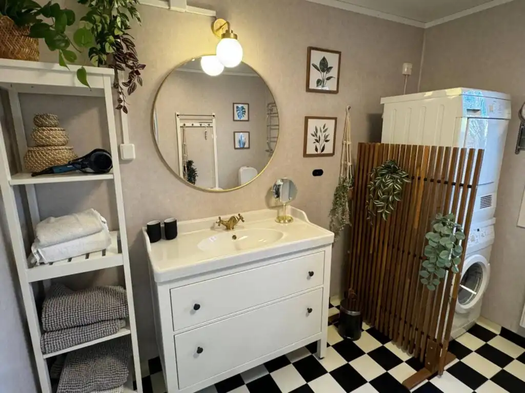 Badezimmer mit Waschbecken und Spiegel – Ferienhaus mit Sauna im Garten in Alsterbro