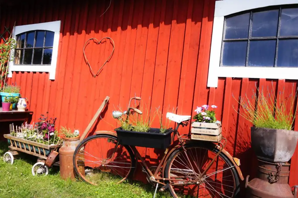 Rotes Bauernhaus mit Garten und Fahrrädern beim Ferienhaus Liten Päronträdgård in Skåne