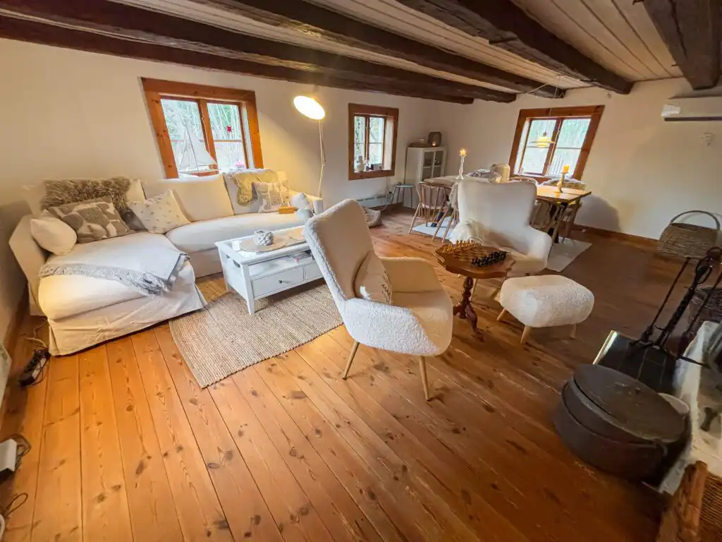 Helles Wohnzimmer mit Sitzgruppe im Hus Skärgården nahe Ostseeküste