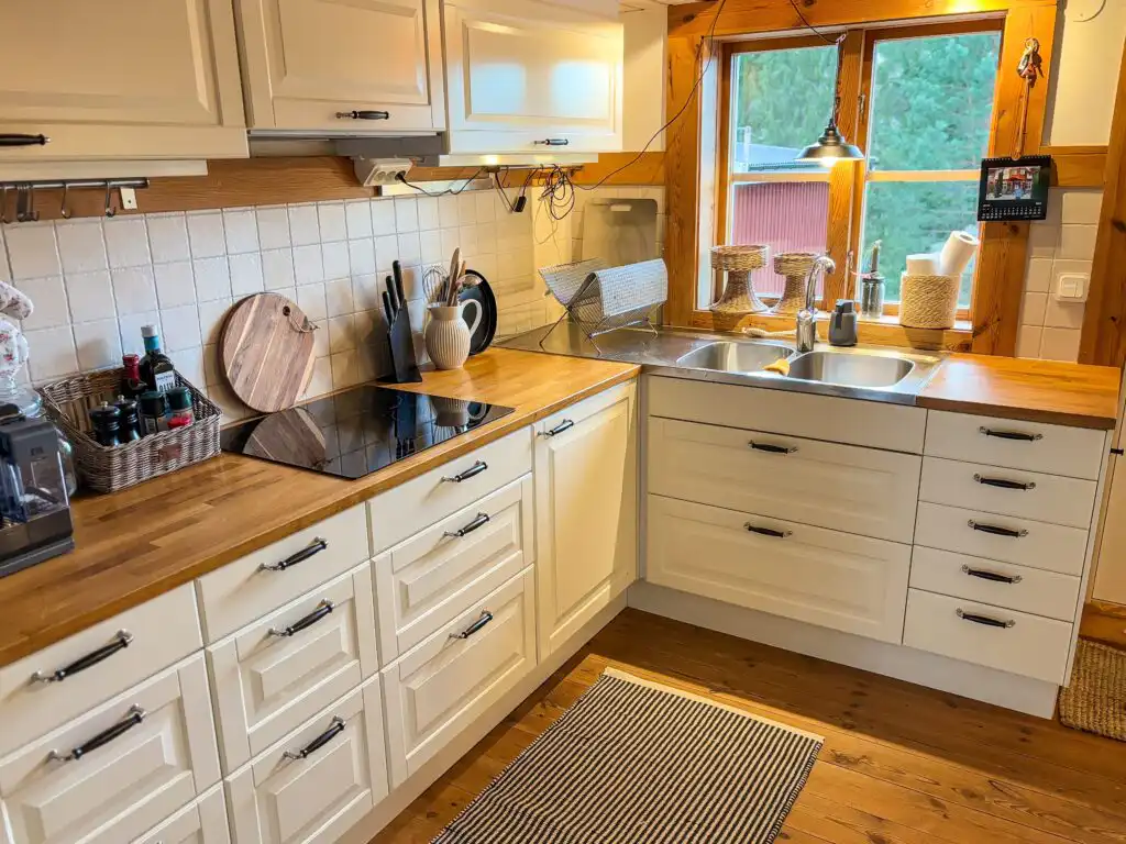 Küchenzeile im Hus Skärgården in Figeholm mit Holzdetails