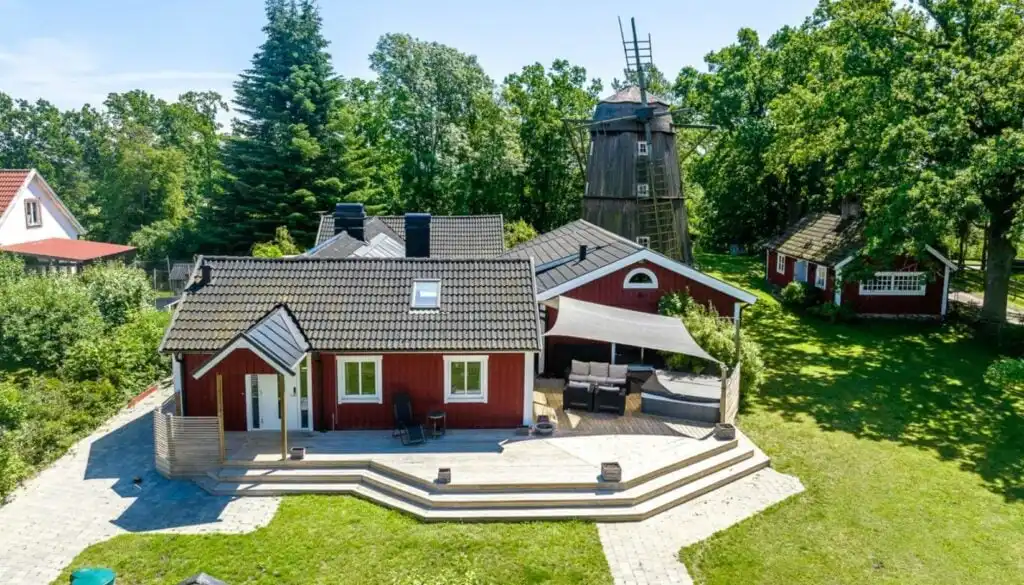 Luftaufnahme der Villa Kvarnbacken bei Kalmar – Luxus Ferienhaus in Småland mit Orangerie und großzügiger Außenanlage