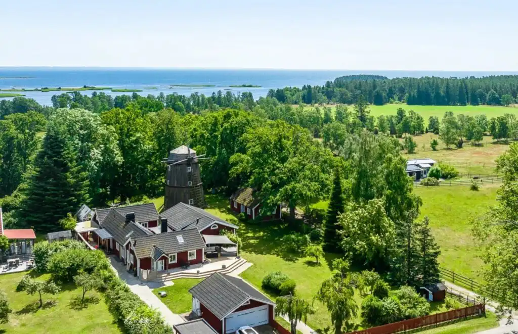 Villa Kvarnbacken in Ljungbyholm bei Kalmar aus der Vogelperspektive – exklusives Ferienhaus in Småland mit großem Grund