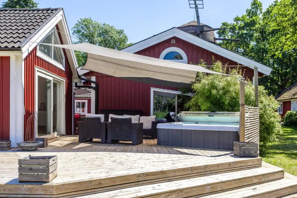 Hauptansicht der Villa Kvarnbacken in Ljungbyholm – exklusives Ferienhaus nahe Kalmar mit historischer Windmühle im Gart