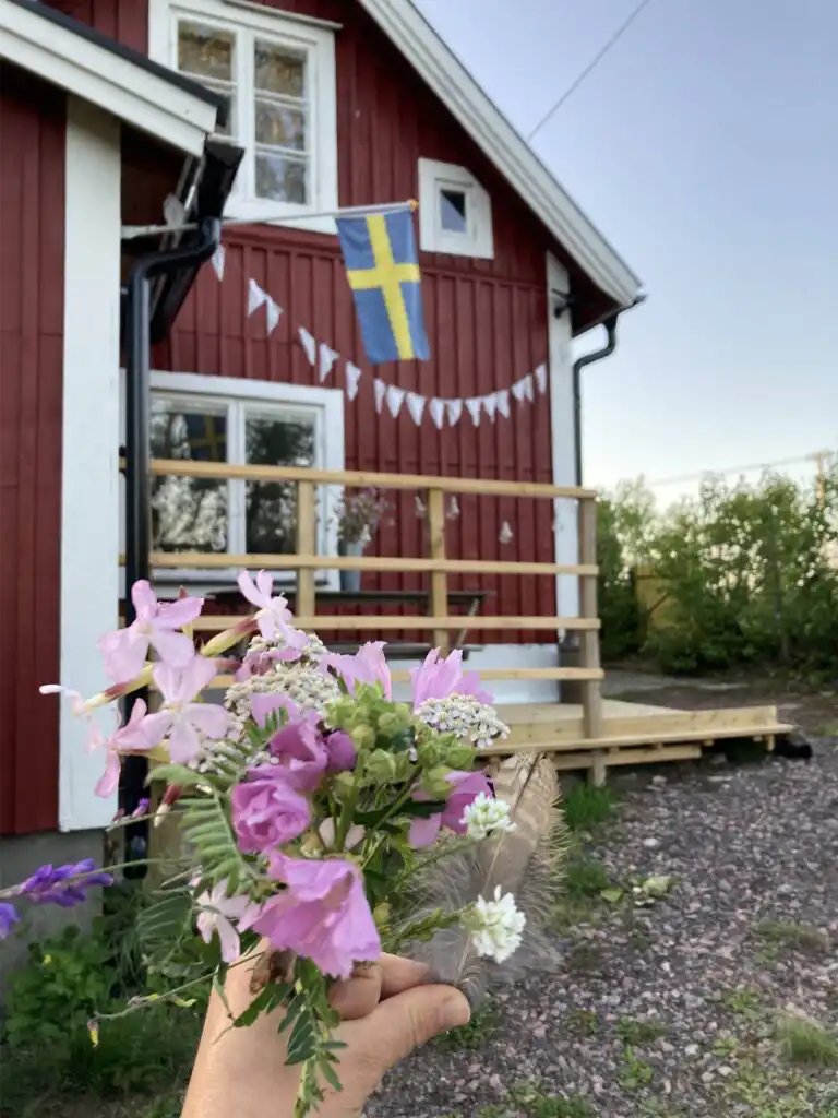 Außenansicht von Hus Anna in Berga – typisch rotes Ferienhaus in Småland